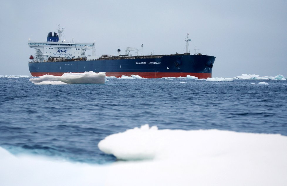 Den isforsterkede supertankeren «Vladimir Tikhonov» på vei gjennom Nordøstpassasjen. Illustrasjonsfoto: SCF Group Sovcomflot.