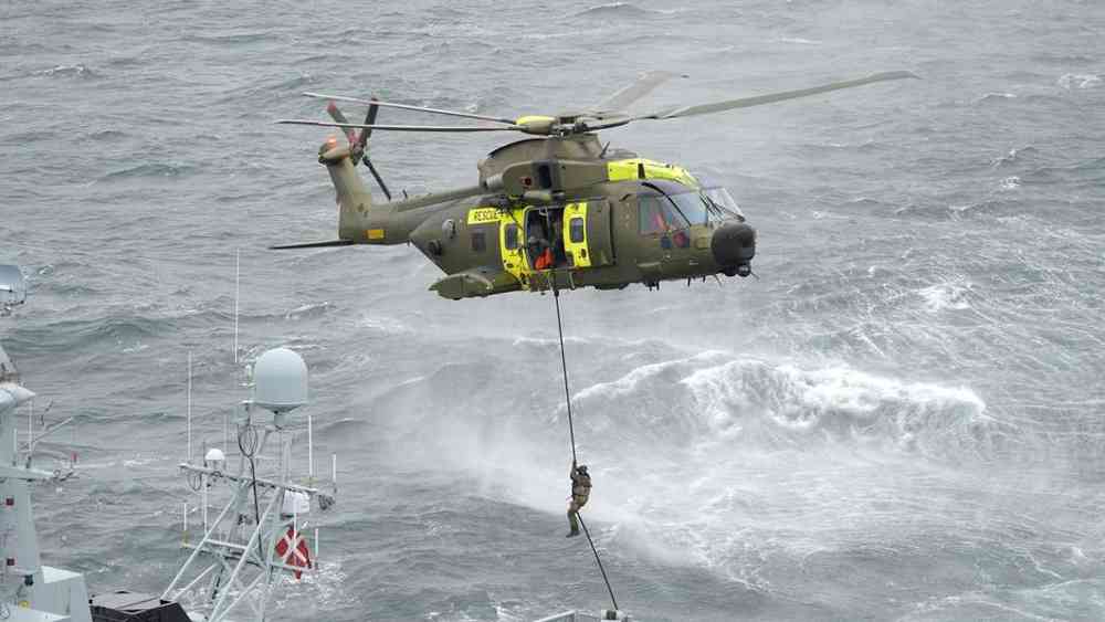 Fleire land bidreg om det skjer ei hending på havet. Foto: AgustaWestland.