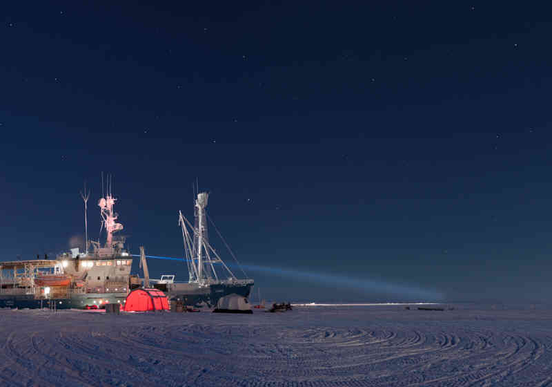 RV Lance inne i isen nord for Svalbard. Foto: Paul Dodd/Norsk Polarinstitutt.