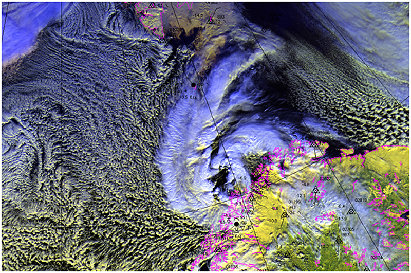 Et polart lavtrykk som traff kysten av Troms den 22.mars 2011. Her ser vi det typiske spiralformede skymønsteret vest for lavtrykket, og et ‘øye’ midt i senteret. 