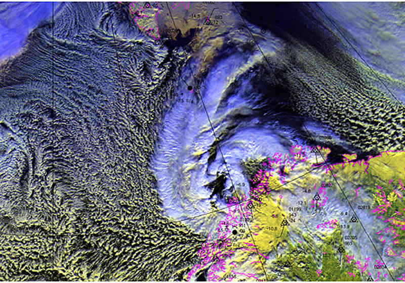 Et polart lavtrykk som traff kysten av Troms den 22.mars 2011. Her ser vi det typiske spiralformede skymønsteret vest for lavtrykket, og et ‘øye’ midt i senteret. 
