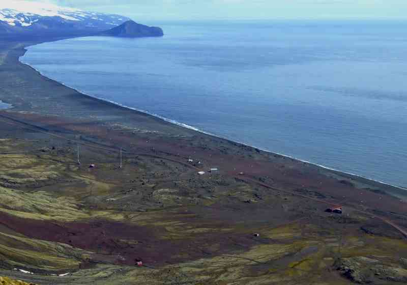 Utsikt over Jan Mayen og den meteorologiske stasjonen. Foto: Jan-Mayen.no.