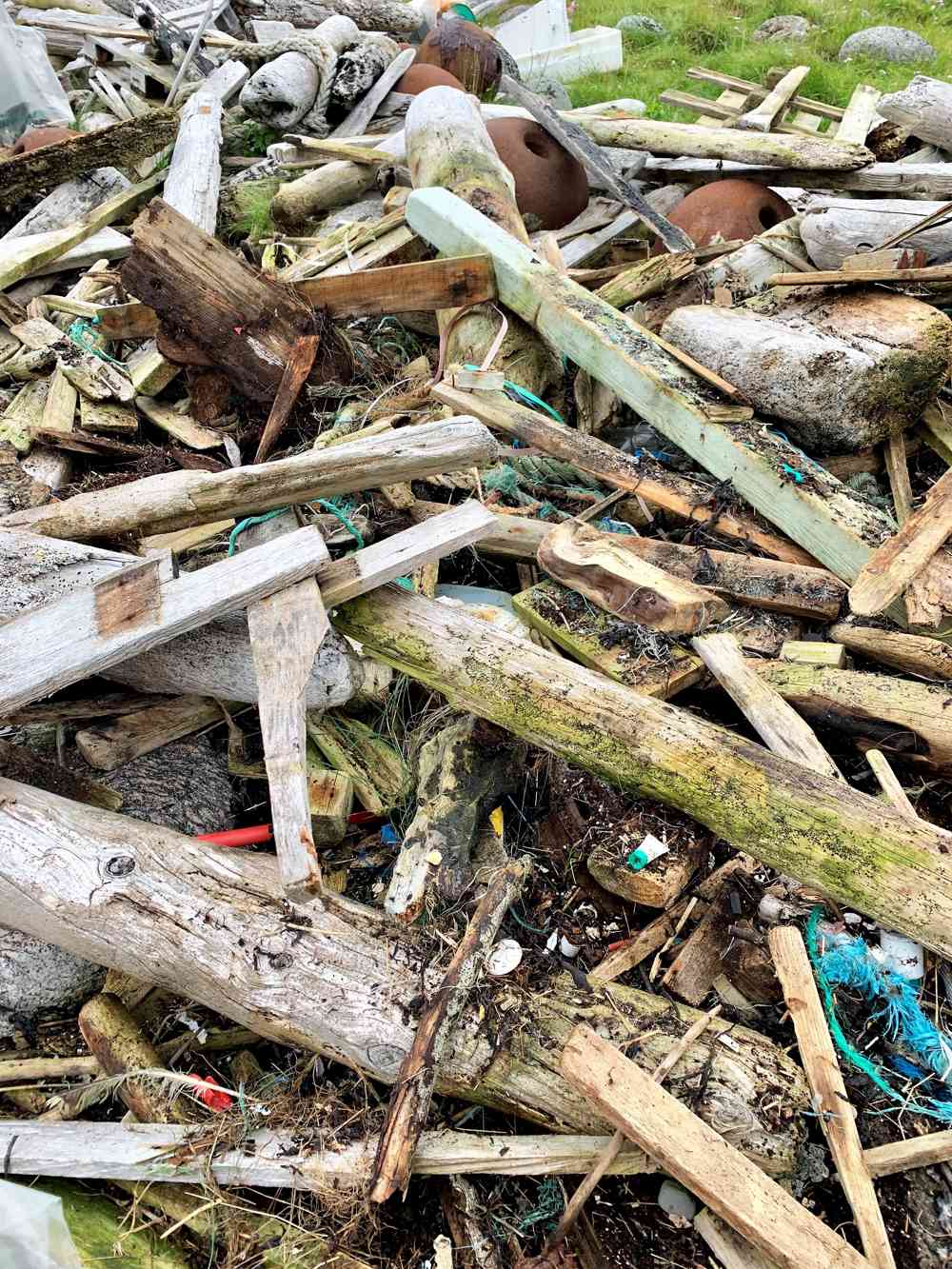 Søppel kommer i mange former. Her fra en strand på Nordkapp, i nærheten av Gjesvær. Foto: Kystverket.