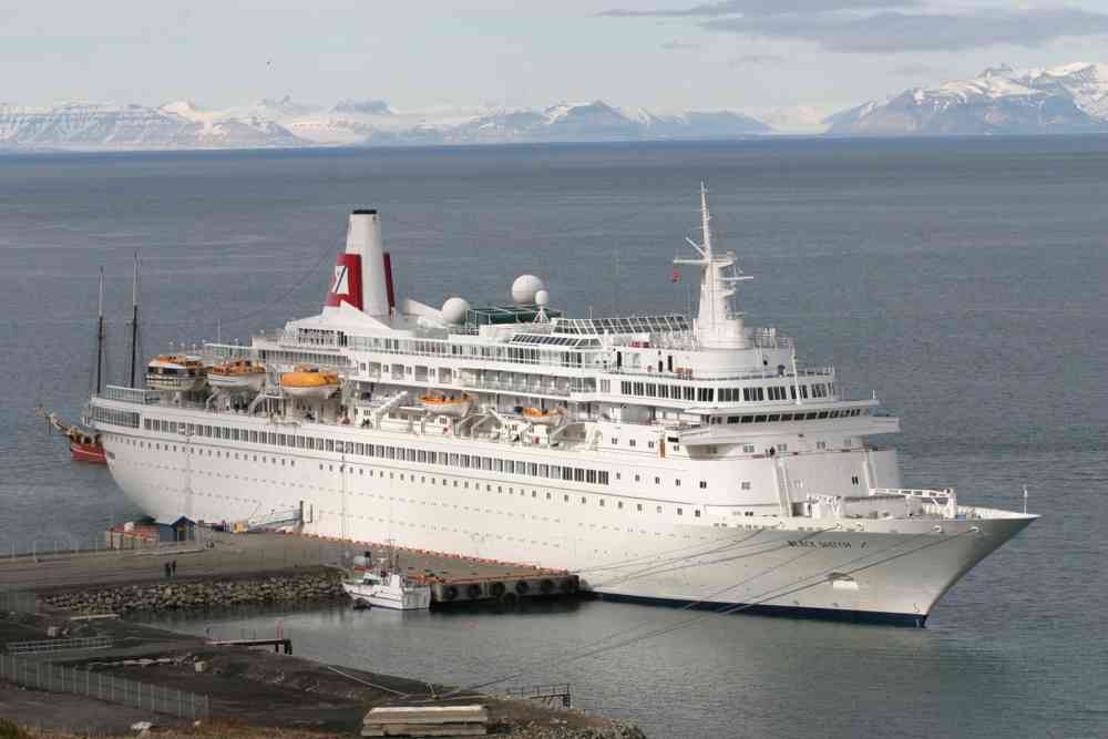 Økt cruisetrafikk er en god grunn til å bedre informasjonen om havområdene i nord. Foto: Kystverket.