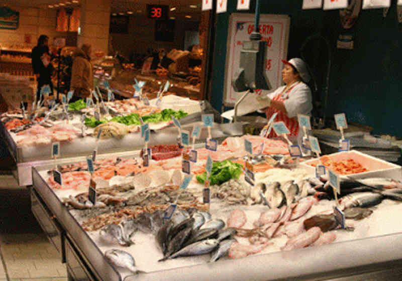 Supermarkedkjeder i Europa, USA og Asia etterspør produktenes klimaregnskap. Her fra en fiskedisk i Bologna i Italia. Foto: Helge M. Markusson.