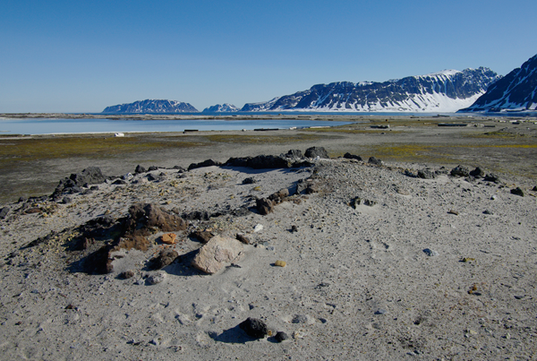 Rester etter spekkovn fra landbasert hvalfangst på 1600-tallet i Smeerenburg nordvest på Spitsbergen. Navnet på stedet betyr 'spekkbyen', direkte oversatt fra nederlandsk. Foto: Harald Faste Aas / Norsk Polarinstitutt.