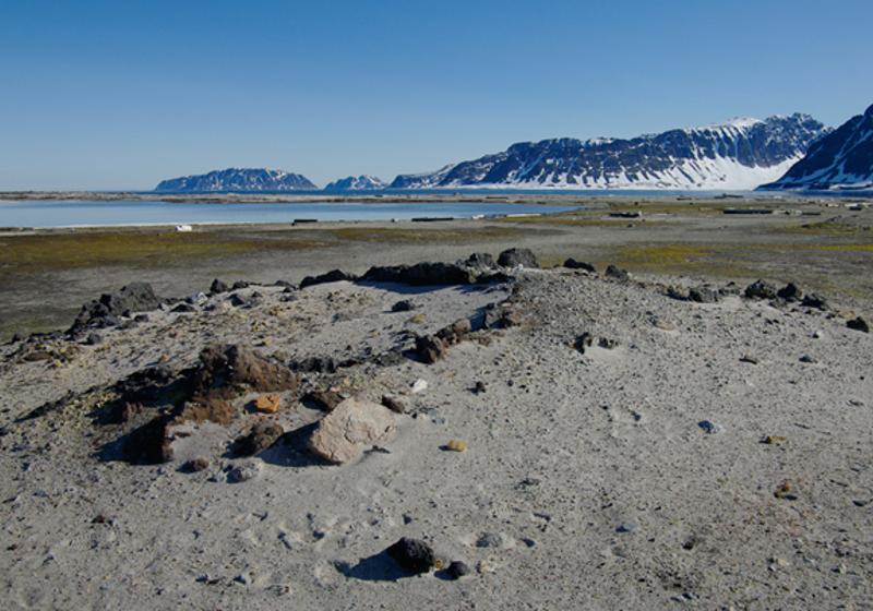 Rester etter spekkovn fra landbasert hvalfangst på 1600-tallet i Smeerenburg nordvest på Spitsbergen. Navnet på stedet betyr 'spekkbyen', direkte oversatt fra nederlandsk. Foto: Harald Faste Aas / Norsk Polarinstitutt.