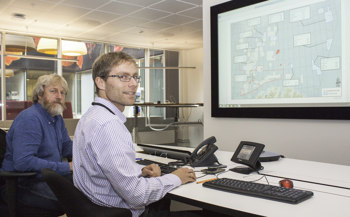 Seniorgeolog Harald Brekke (t.v.) og Nils Rune Sandstå, har store forventningar til det nye området som vart opna for leiting etter petroleum i Barentshavet søraust. Sandstå var koordinator for 23. konsesjonsrunde. Foto: Kjetil S. Grønnestad.