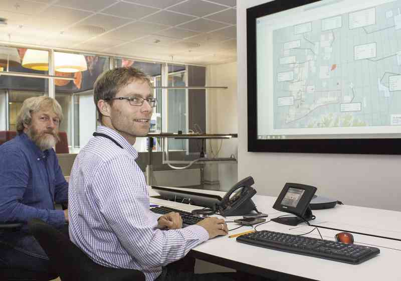 Seniorgeolog Harald Brekke (t.v.) og Nils Rune Sandstå, har store forventningar til det nye området som vart opna for leiting etter petroleum i Barentshavet søraust. Sandstå var koordinator for 23. konsesjonsrunde. Foto: Kjetil S. Grønnestad.