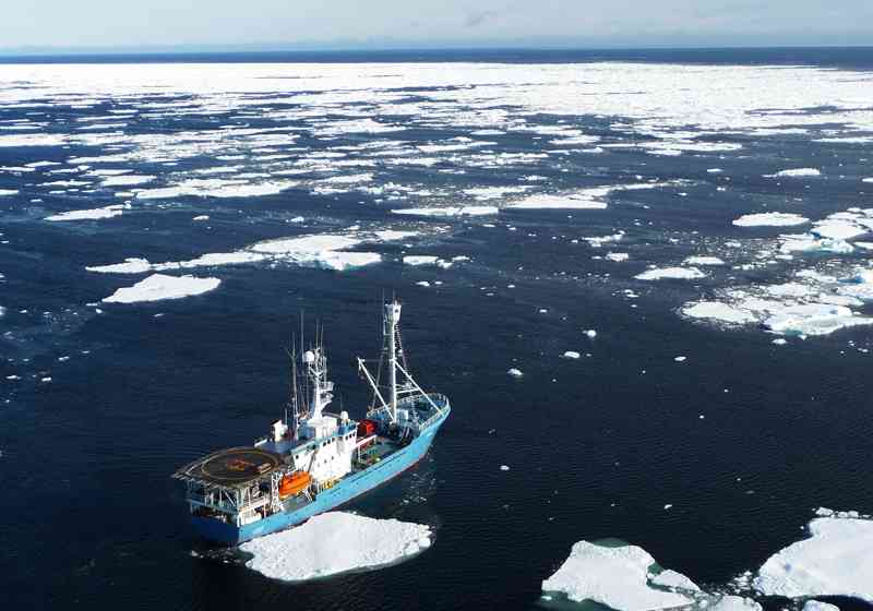 Forskningsskipet Lance på tokt. Foto: Sebastian Gerland/Norsk Polarinstitutt.