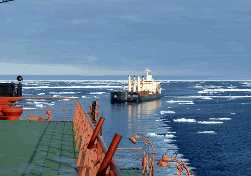 Forskning på isforholdene i Polhavet blir viktig i årene framover. Bildet viser MV "Nordic Barents" på vei fra Kirkenes gjennom nordøstpassasjen til Kina med 41.000 tonn malm fra Sydvaranger Gruve AS. Bildet er tatt fra den russiske atomisbryteren 50 Let Pobedy som eskorterte skipet gjennom passasjen i september 2010. Foto: Tschudi Shipping.