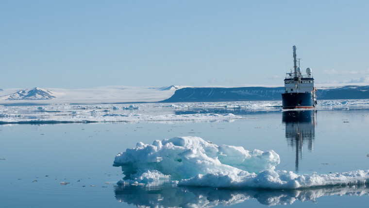 Kartverkets fartøy MS Hydrograf dybdekartlegger farvann på Svalbard. Foto: Tore F. Lie/Kartverket.