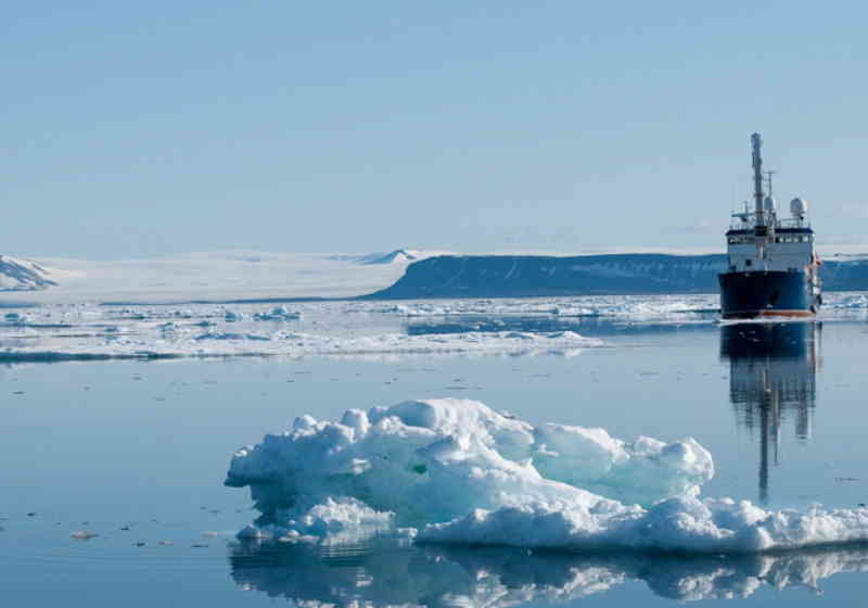 Kartverkets fartøy MS Hydrograf dybdekartlegger farvann på Svalbard. Foto: Tore F. Lie/Kartverket.