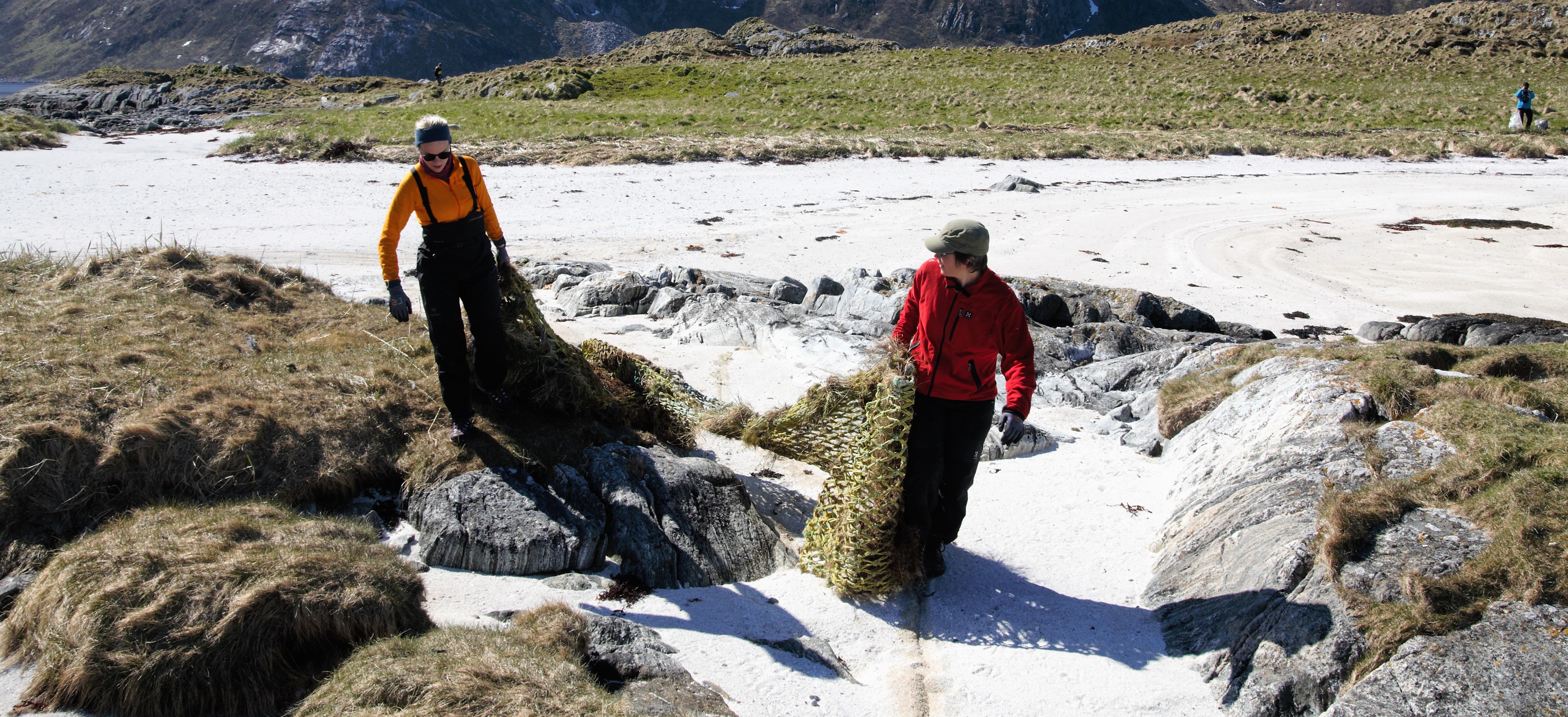 Fylkesmannen i Troms og Finnmark og Kystverket på ryddetokt utenfor Rebbenesøya. Foto: Anders Røeggen.