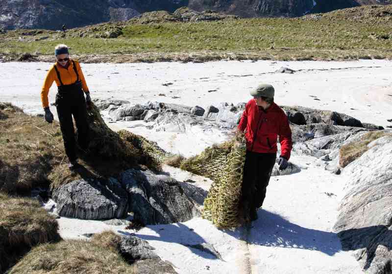 Fylkesmannen i Troms og Finnmark og Kystverket på ryddetokt utenfor Rebbenesøya. Foto: Anders Røeggen.