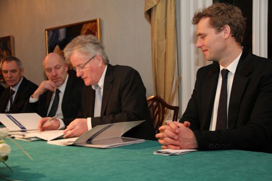 Dr. Guani A. Jóhannesson (midten) signerer lisensene på vegne av islandske myndigheter. Olje- og energiminister Ola Borten Moe til høyre. Foto: OED/Håkon Smith-Isaksen.