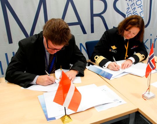 Sjef FD IV Kontreadmiral Elisabeth Natvig signerte for Norge på en avtale om utvikling og videre drift av MARSUR-programmet (Foto: Hans Jørgen Johansen, Utenriksdepartementet)