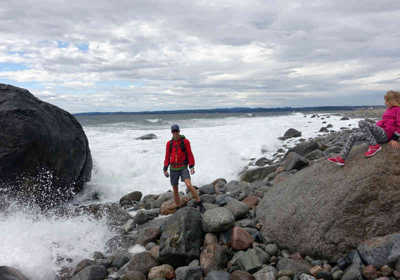 Sjø fra Skagerrak slår inn over steinene på Mølen. Foto: Anders Røeggen/BarentsWatch.