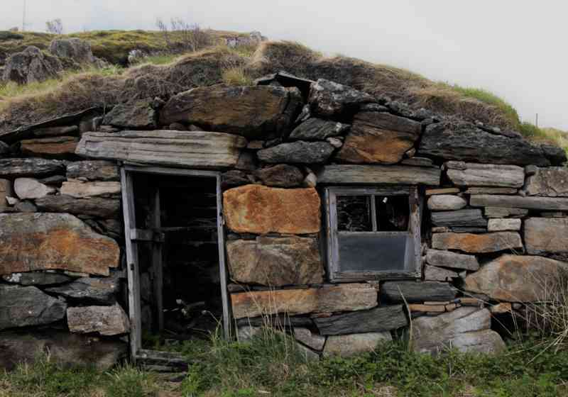 Et kulturminne ut mot storhavet. Loshytta som ligger ved Hekkingen fyrstasjon ønsker Kystverket å vedlikeholde. Foto: Anders Røeggen.