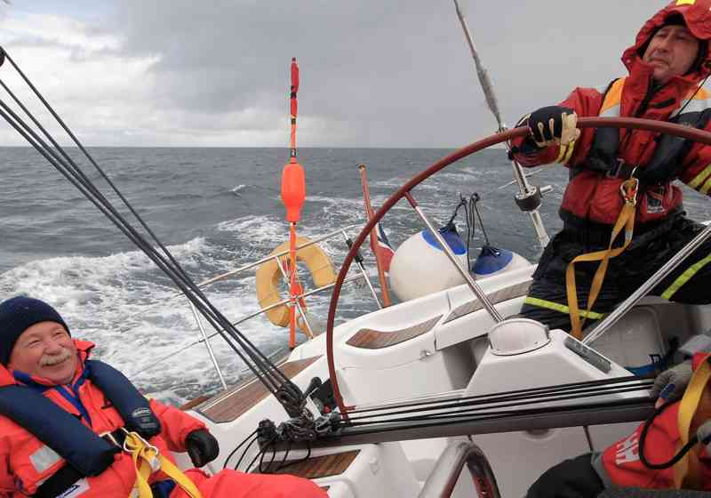 En kikk innom Kystverkets Bølge- og strømvarsel kan gjøre seilasen litt tryggere. Foto: Ronald Toppe/Scary weather.