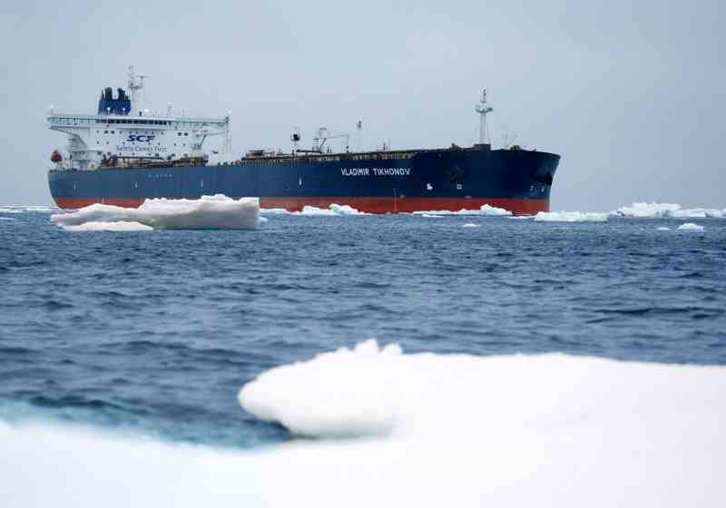 Den isforsterkede supertankeren «Vladimir Tikhonov» på vei gjennom Nordøstpassasjen. Illustrasjonsfoto: SCF Group Sovcomflot.