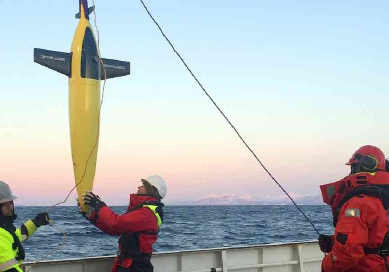 En seaglider på vei ut på havet for å samle inn data. Foto: Akvaplan-niva.