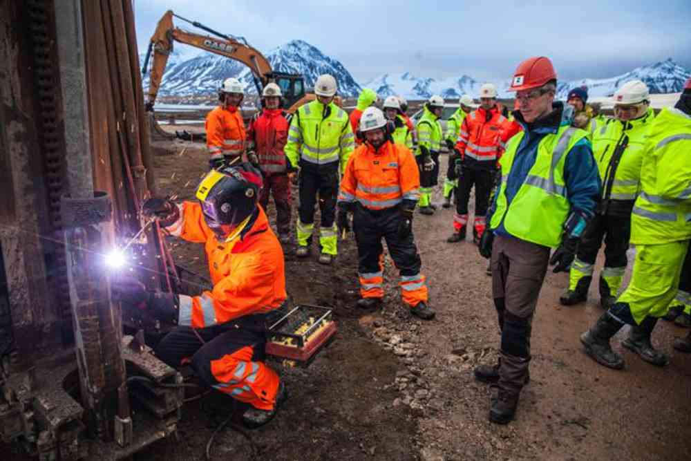 Kommunal- og moderniseringsminister Jan Tore Sanner markerte nylig byggestart for Kartverkets nye geodetiske jordobservatorium i Ny-Ålesund. Foto: Bjørn-Owe Holmberg.