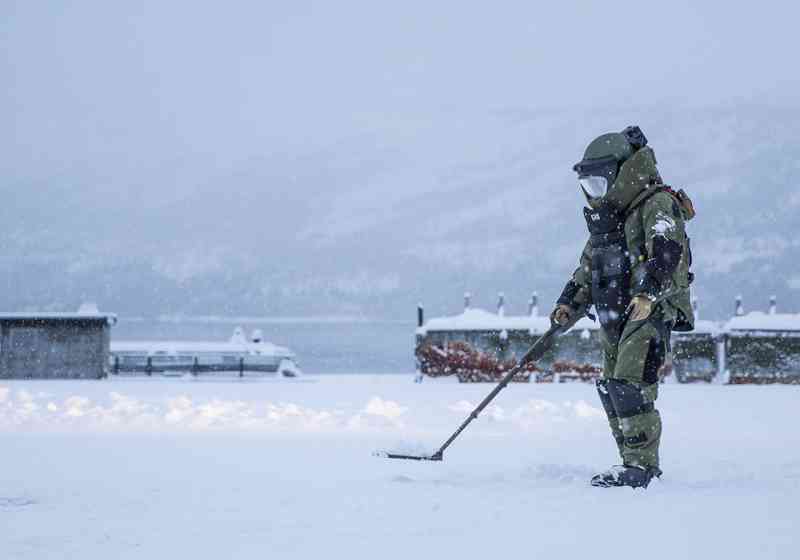 Minedykkar på bombedesarmeringsoppdrag under øvinga Artic Specialist i Ramsund i 2016. Foto: Olav Standal Tangen/Forsvaret.
