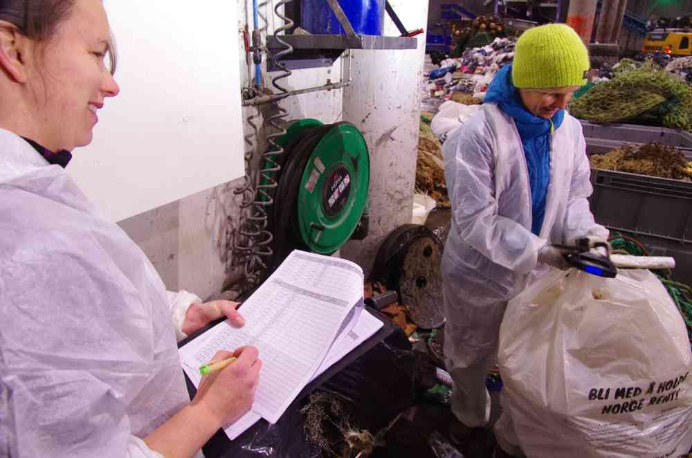 Prosjektet «Fishing For Litter» registrerer avfallet gjennom plukkanalyser og skaffer seg på den måten en oversikt over type avfall, hvor det er fisket opp og hvor avfallet kommer fra. Foto: SALT.