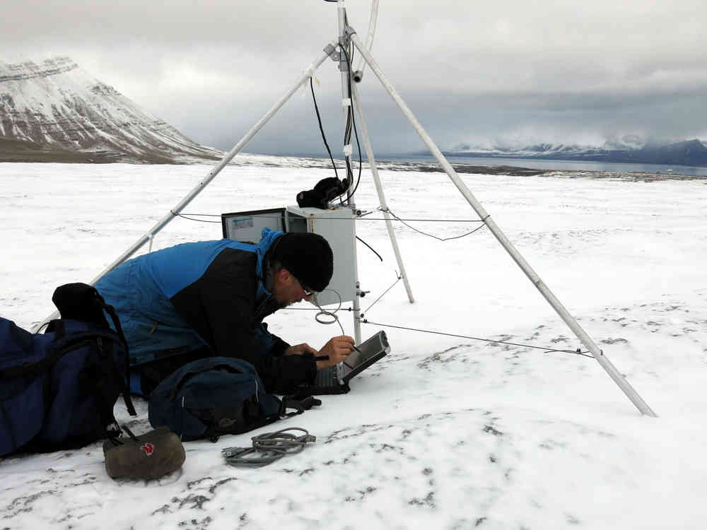 Jack Kohler i arbeide på Kronebreen på Svalbard. Foto: Max Kønig, Norsk Polarinstitutt.