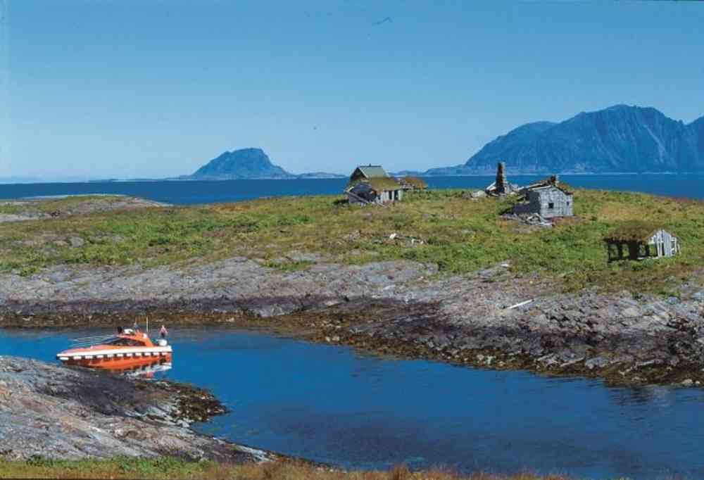 De 1000 øyers land på Helgelandskysten er eit område med gode friluftsmoglegheiter. Her er mange spor etter tidligare busettingar. Foto: Olav Haugen/Sjødivisjonen i Kartverket.