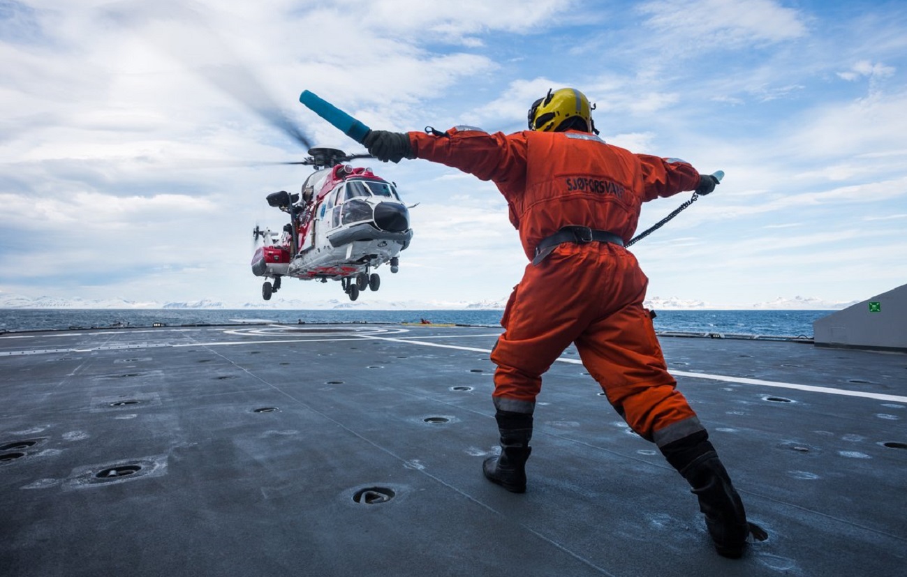 HRS kan benytte seg av en rekke ressurser i en nødssituasjon på havet. Blant annet Kystvakten.  Foto: Forsvaret.no.
