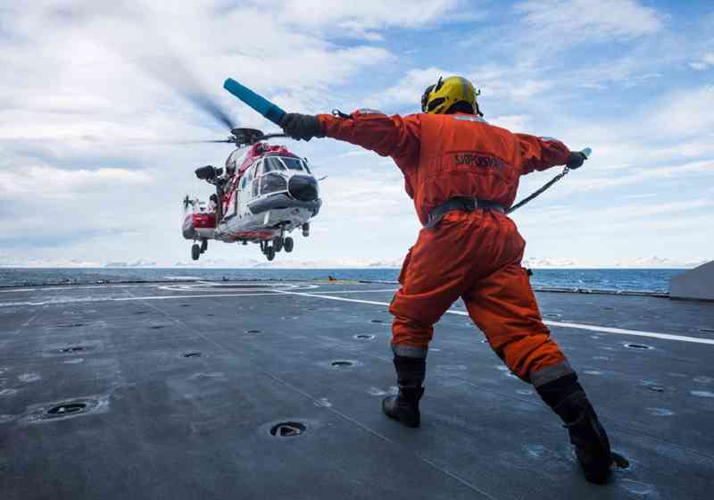 HRS kan benytte seg av en rekke ressurser i en nødssituasjon på havet. Blant annet Kystvakten.  Foto: Forsvaret.no.