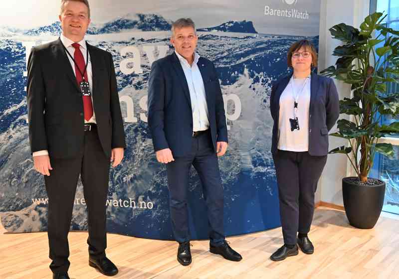Fiskeri- og havminister Bjørnar Selnes Skjæran fikk møte flere fra BarentsWatch under møtet mandag. Her ved leder i BarentsWatch, Nina Buvang Vaaja og Arve Dimmen, avdelingsdirektør i Kystverket.