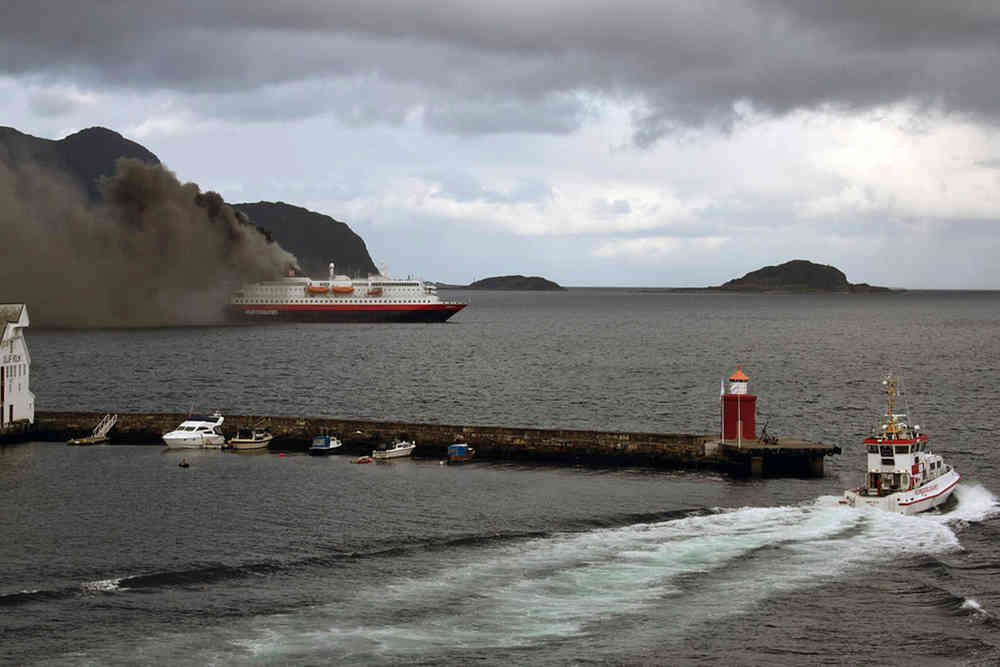 Ressurs på vei ut til brann på Hurtigruten. Foto: Kystverket.