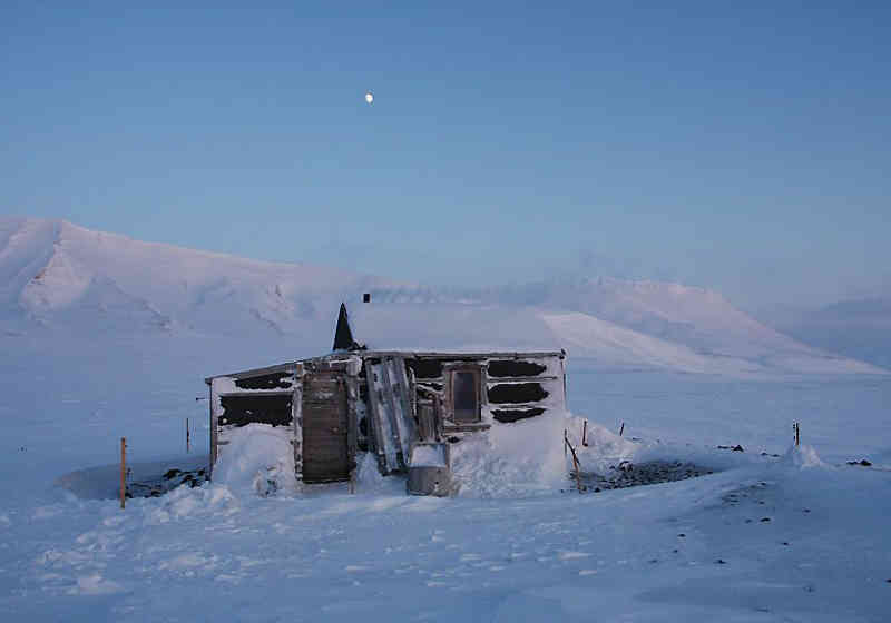 Fangsthytta Bjørnehiet ved Kapp Koburg. Foto: Øystein Overrein, Norsk Polarinstitutt.