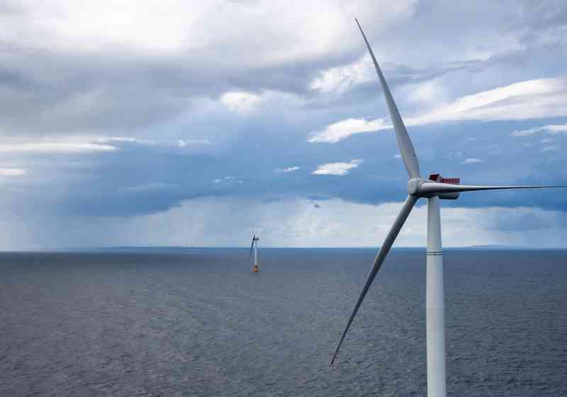 Hywind Tampen er en planlagt utbygging av en flytende vindpark, eller vindmøller til havs. Begge foto: Equinor.