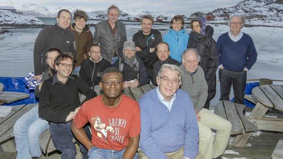 Her er forskergruppa som skal forsøke å finne fram til nye modeller for å beregne fiskebestander og annet liv i havet. Forrige uke hadde de sitt første møte på Sommarøy hotell utenfor Tromsø.