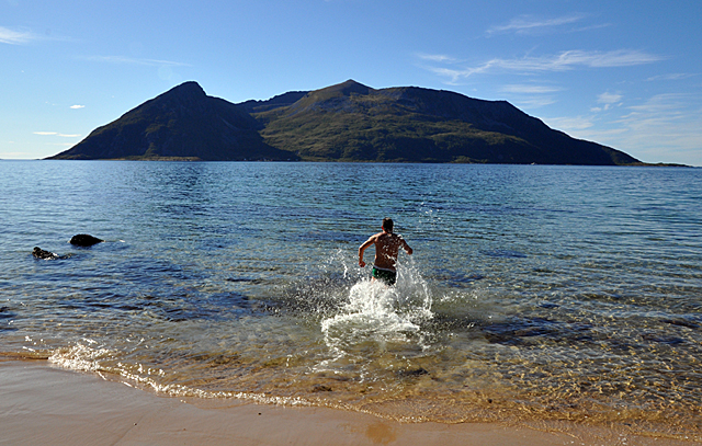 God temperatur i havet ved Rekvika på Kvaløya i august 2013. Foto: Lena Nøstdahl.