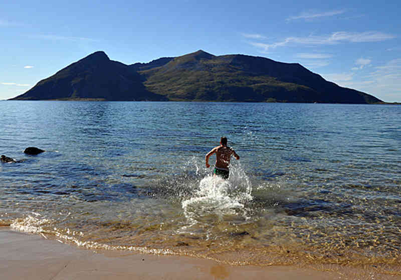 God temperatur i havet ved Rekvika på Kvaløya i august 2013. Foto: Lena Nøstdahl.