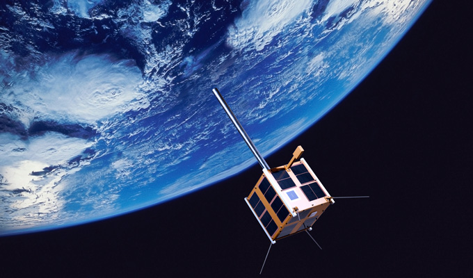 Satellitten veier bare seks kilo, og går i bane nesten fra pol til pol i 630 kilometers høyde. Foto: Science Photo Library/FFI.