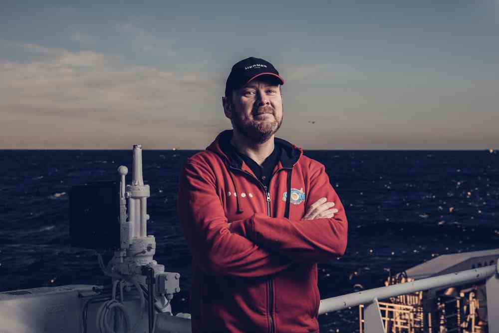 Skipper Åsmund Breivik og hans mannskap om bord på Hermes har tatt opp 10 tonn søppel av havet og fraktet det til havn i Tromsø. Foto: Hermes.