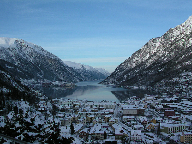 Odda med utsikt utover Sørfjorden. Foto: Gunleiv Hadland/Wikimedia Commons.