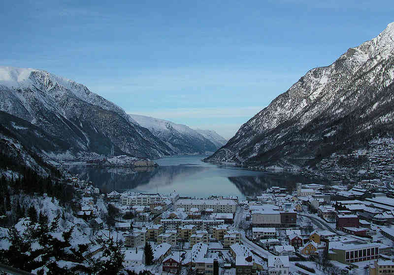 Odda med utsikt utover Sørfjorden. Foto: Gunleiv Hadland/Wikimedia Commons.