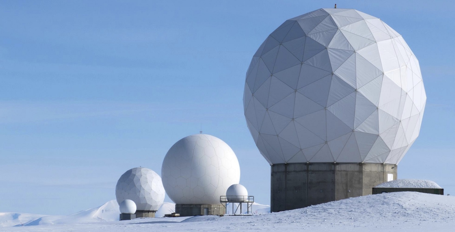 SvalSat, KSATs bakkesegment for nedlesing av satellitter på Svalbard. Foto: KSAT.