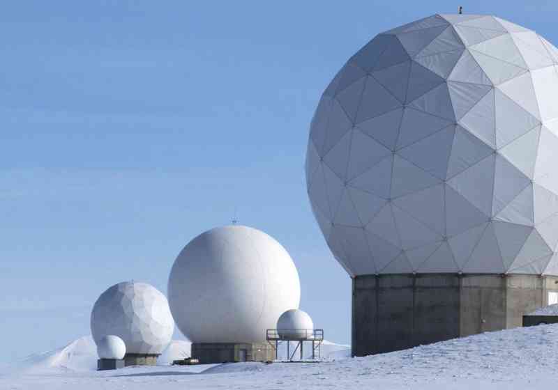 SvalSat, KSATs bakkesegment for nedlesing av satellitter på Svalbard. Foto: KSAT.