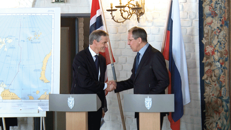 Utveksling av ratifikasjonsdokumenter for avgrensningsavtalen mellom utenriksminister Jonas Gahr Støre og Russlands utenriksminister Sergej Lavrov. Akershus Slott, 7. juni 2011. Foto: UD.