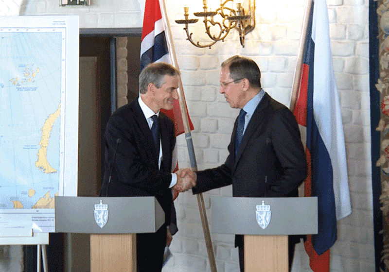 Utveksling av ratifikasjonsdokumenter for avgrensningsavtalen mellom utenriksminister Jonas Gahr Støre og Russlands utenriksminister Sergej Lavrov. Akershus Slott, 7. juni 2011. Foto: UD.