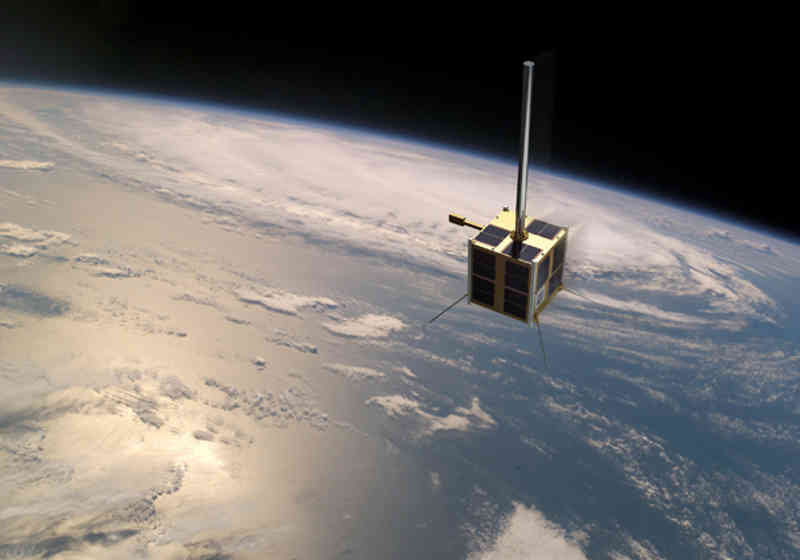 Den norske satellitten AISSat-1 holder øye med skipstrafikken over hele verden. Illustrasjon: FFI/NASA/Norsk Romsenter.