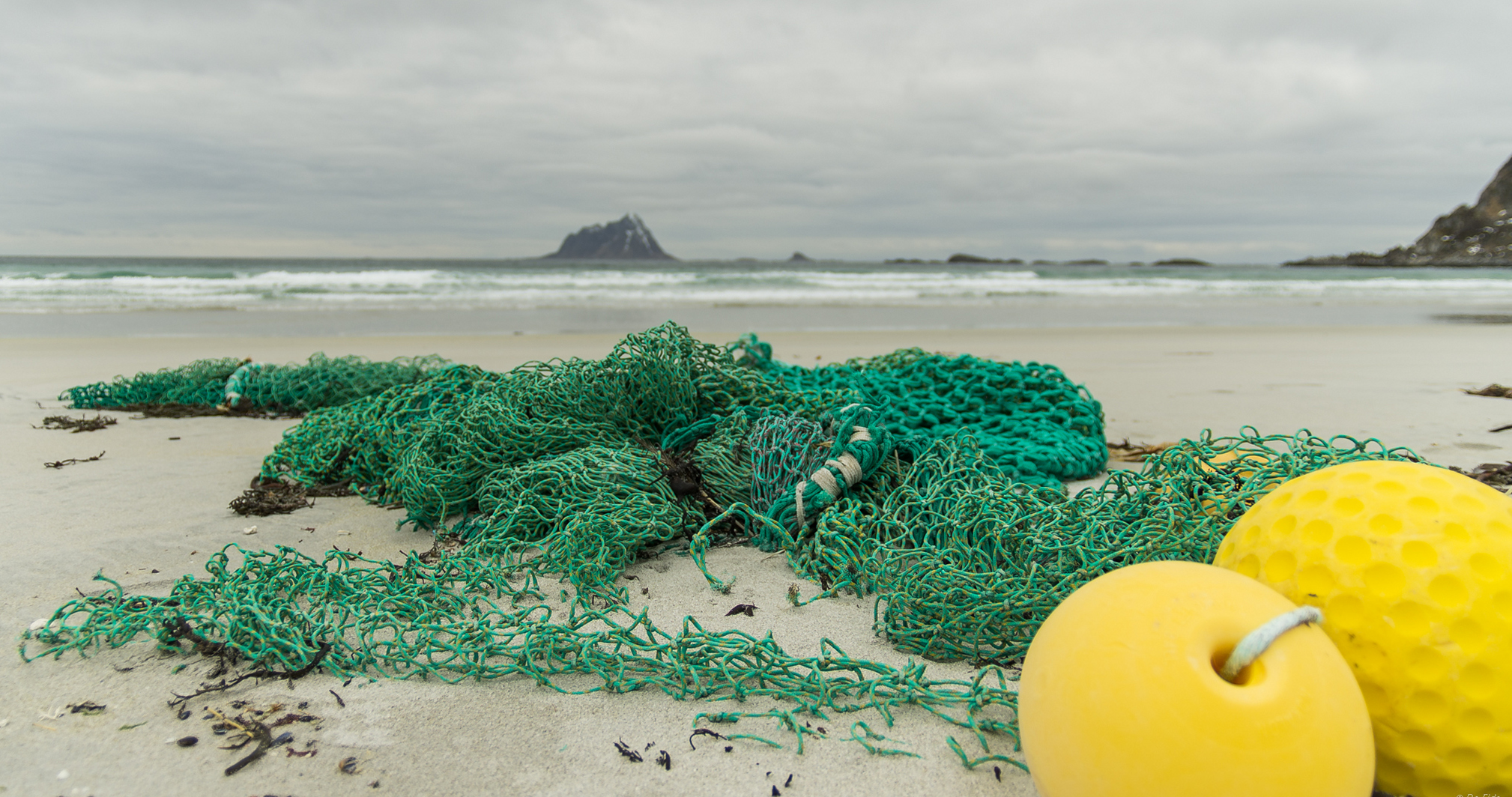 Plastforsøpling fra fiskeindustrien forsøker man i større grad å gjenvinne. Tapte fiskeredskap leveres også tilbake til eier etter at de er funnet. Foto: Bo Eide.